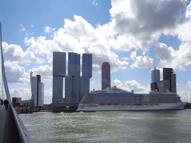 Cruiseschip ms Regal Princess van Princess Cruises aan de Cruise Terminal Rotterdam